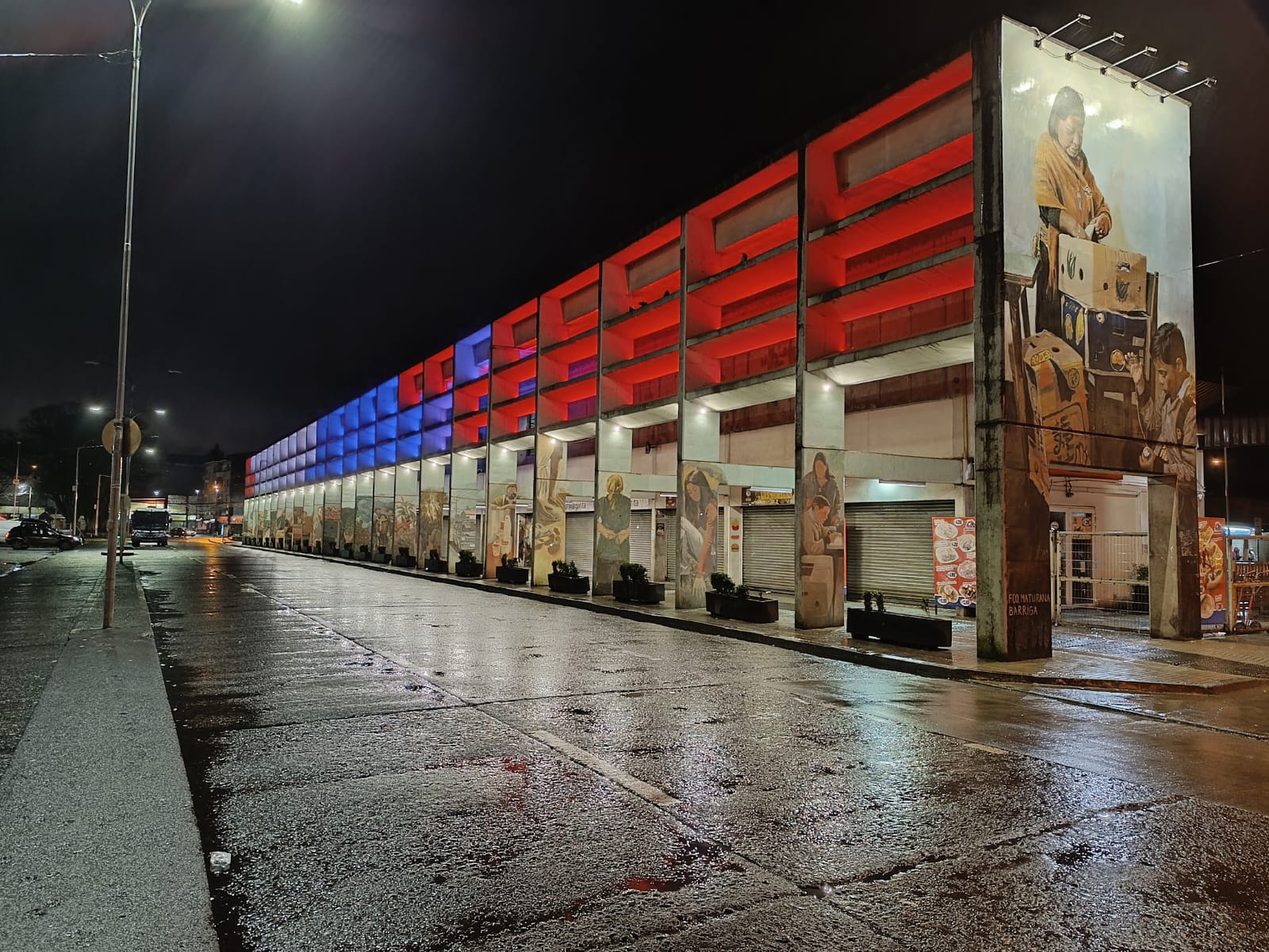 Fachada iluminada del Mercado de Osorno